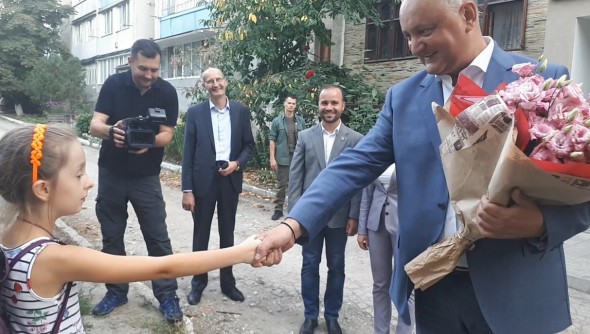 Cum Igor Dodon a mințit un copil de la Rîșcani. I-a promis acum un an unei fetițe că-i repară drumul